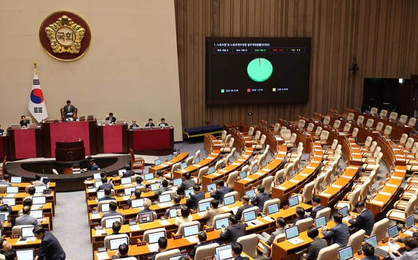 24일 국회 본회의에서 '노조법 2·3조 개정안 (노란봉투법)'이 통과된 모습. 연합뉴스 제공. 