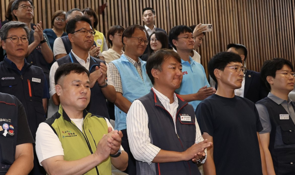 24일 국회 본회의에서 '노동조합 및 노동관계조정법 일부개정법률안(노란봉투법)'이 통과되자 민주노총 양경수 위원장과 조합원, 진보당 당원들이 기뻐한 모습. 연합뉴스 제공.