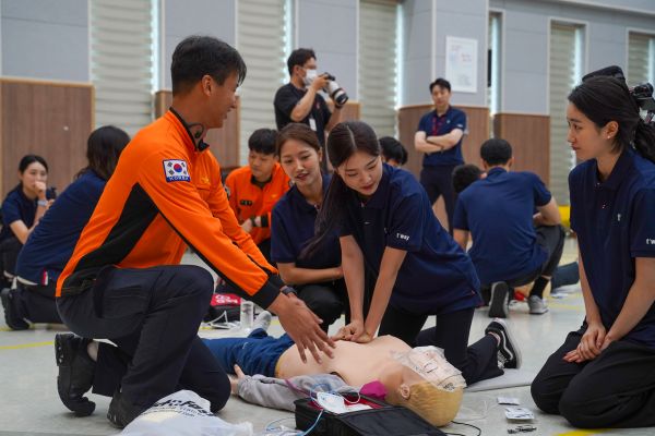 티웨이항공 객실 승무원들이 소방안전 교육 훈련을 통해 심폐소생술(CPR) 및 기내 응급처치 등 고강도 안전 훈련을 받고 있다. 티웨이항공 제공