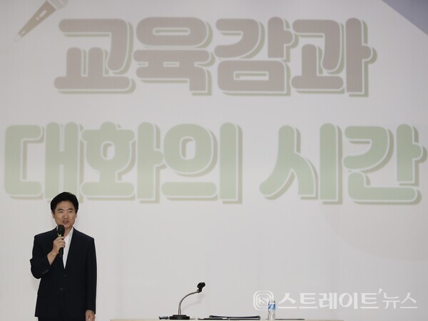 김대중 교육감이 지난22일 순천만생태문화교육원에서 열린 주민참여예산 설명회에서 발언하고 있다. 전남교육청