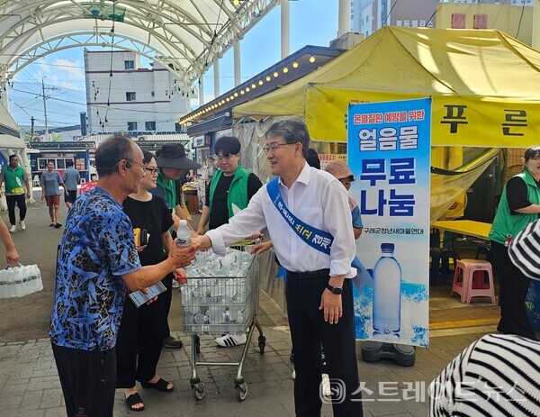 김순호 군수가 지난 23일 구례읍 5일시장에서 열린 제8회 오맥축제에서 민생회복 소비촉진 캠페인을 벌이고 있다. 구례군