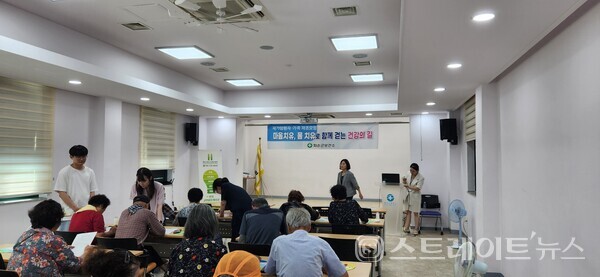 지난 25일 화순군 보건소 대회의실에서 열린 ‘마음 치유, 몸 치유로 함께 걷는 건강의 길’ 자조모임 프로그램에서 재가암환자와 가족들이 우울증 검사 및 스트레스검사를 받고 있다. 화순군