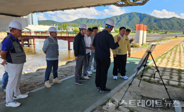 노영환 장흥부군수(앞줄 왼쪽 두번째)가 25일 장흥군 주요 사업장인 '토요시장 진입교량 개설사업' 현장을 찾아 관계자로부터 사업 진행 상황을 보고 받고 있다. 장흥군