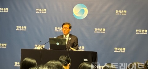 28일 금융통화위원회 직후 열린 기자간담회에 참석한 이창용 한국은행 총재.
