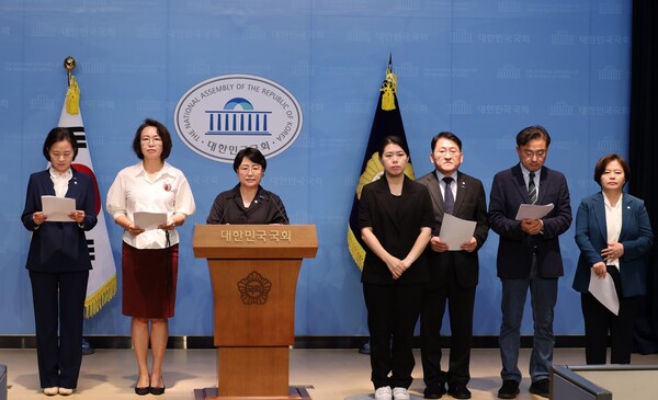 조국혁신당 '반헌법행위조사특별위원회 설치·운영에 관한 특별법안' 발의 기자회견. 29일 국회 소통관. 김선민 의원실. 