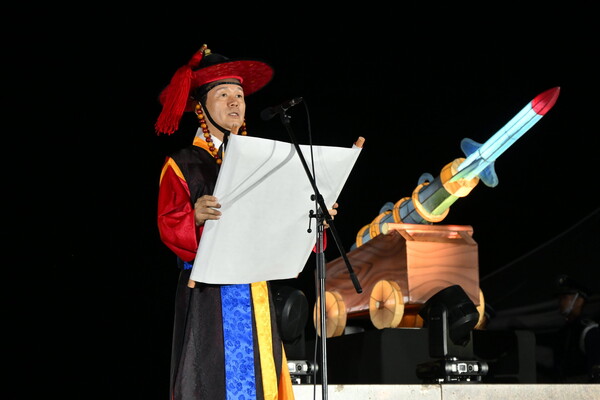 조규일 시장이 개막식에서 조선 신무기 총통 발사 퍼포먼스를 선보이고 있다. 진주시 제공