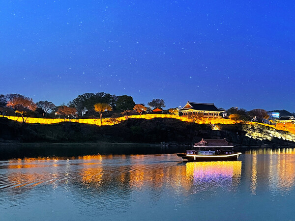 남강 위를 운항 중인 유람선 ‘김시민호’와 진주성의 야경이 어우러진 모습. 진주시 제공