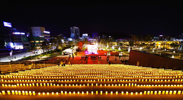 ‘2025 대한민국 밤밤페스타 in 진주’ 현장에서 LED 캔들이 환하게 빛나며 야간 전시가 펼쳐지고 있다. 진주시 제공