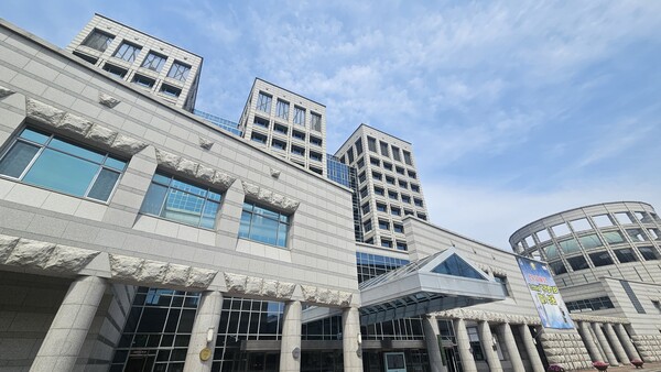 진주시청 전경. 김기환 기자