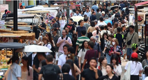 지난달 31일 서울 명동 거리에 외국인 관광객 및 시민들로 붐비고 있다. 연합뉴스 제공
