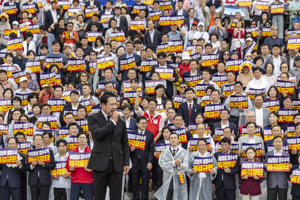국민의힘 장동혁 대표가 4일 국회 본청 계단에서 열린 야당말살 정치탄압 특검수사 규탄대회에서 강력한 대 여당, 대 정부 투쟁을 선언하는 규탄 연설을 하고 있다. 연합뉴스. 
