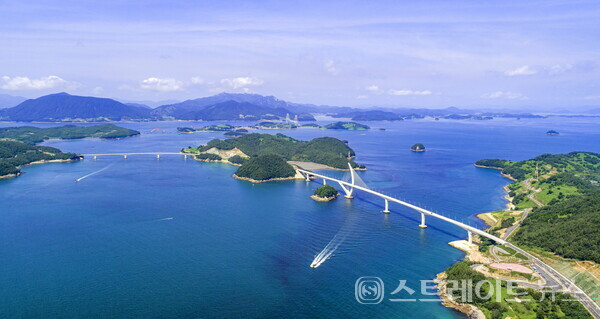 여수낭도 둔병대교는 아름다운 다도해 위를 가로지르는 모습으로 유명하며, 특히 일몰과 야경이 환상적이어서 사진작가들에게도 인기가 많다. 전남도