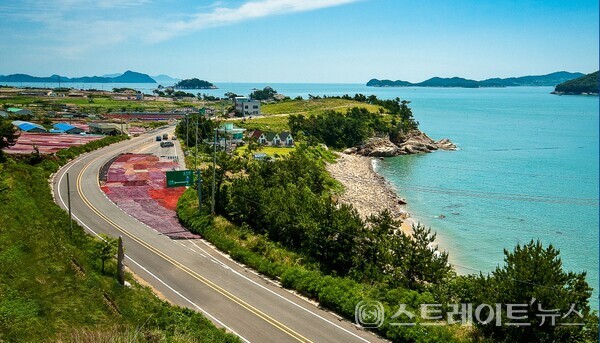 고흥 거금해안도로에서 바라본 풍경. 다도해의 비경을 감상하며 드라이브나 라이딩을 즐기기 좋다. 전남도