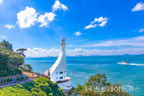 해남 목포구등대는 대한제국 말기인 1908년에 축조되어 95년간 육지의 관문 역할을 한 역사적 건축물이다. 전남도