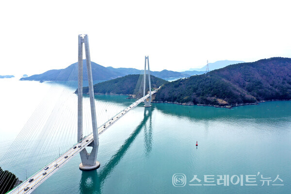 여수와 고흥을 잇는 백리섬섬길은 푸른 바다 위를 가로지르며 섬들을 이어주는 환상의 드라이브 코스이다. 전남도