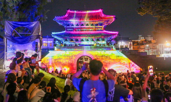 관람객들이 진주성 공북문에 펼쳐진 미디어파사드를 감상하고 있다. 진주시 제공