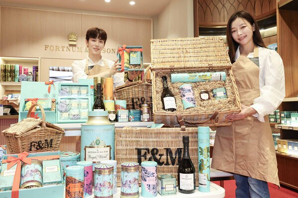 신세계백화점 강남점 지하1층 포트넘앤메이슨 매장에서 모델들이 추석 선물 세트를 소개하고 있다. 신세계백화점 제공