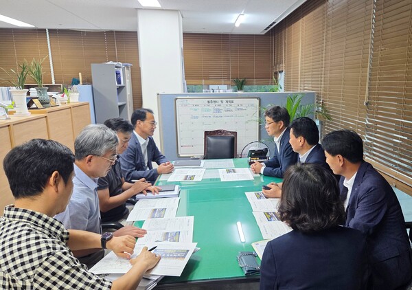 진병영 함양군수(오른쪽 맨 위)가 경남도청 관계자들과 내년도 도비 확보 및 주요 현안사업 지원 방안을 논의하고 있다. 함양군 제공