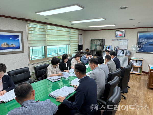 여수시는 부시장을 단장으로 전 부서가 참여하는 ‘2026여수세계섬박람회 종합지원 TF팀’을 구성, 지난 10일 부시장실에서 첫 회의를 열고 섬박람회 주요 사업 추진과정에서 필요한 국·도비 건의사업 발굴을 중점 논의했다. 여수시
