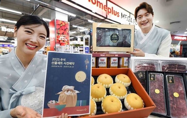 사진은 모델들이 ‘홈플러스 메가 푸드 마켓 라이브’ 강서점에서 ‘2025 추석 선물세트 사전예약’ 주요 선물세트를 소개하고 있는 모습. 홈플러스 제공