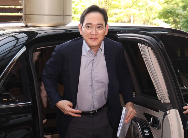 한국CXO연구소가 16일 기준 이재용 삼성전자 회장(사진)의 주식평가액이 19조152억원으로 집계됐다고 밝혔다. 연합뉴스