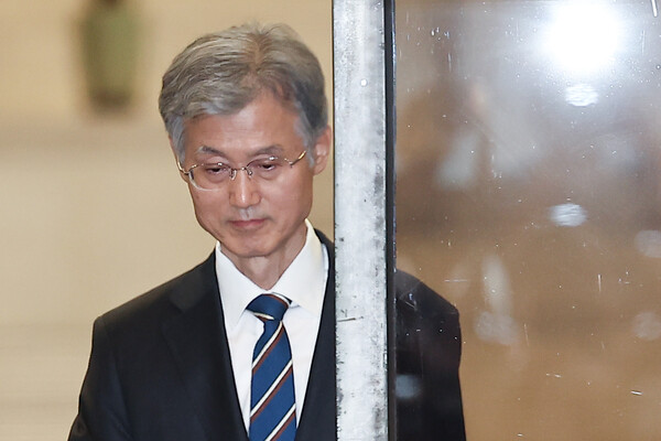 조희대 대법원장이 17일 서울 서초구 대법원에서 퇴근하기 위해 청사를 나오고 있다. 연합뉴스. 