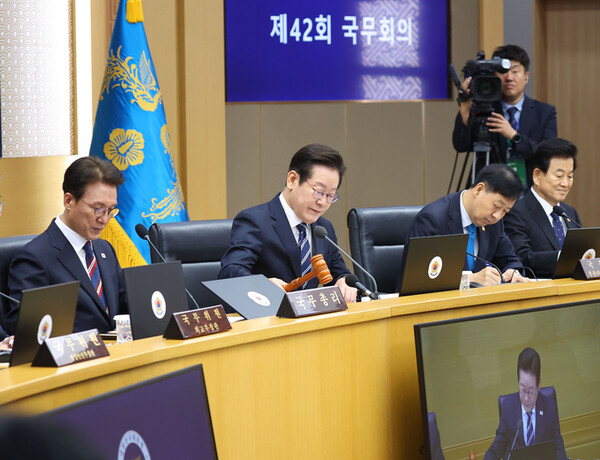 이재명 대통령이 16일 정부세종청사에서 열린 제42회 국무회의 개회 선언을 하고 있다. 연합뉴스