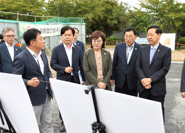 구윤철 부총리 겸 기획재정부 장관은 지난 19일 APEC 정상회의 주요 행사 인프라 현장을 방문해 행사 준비상황을 점검하고 경주 소상공인 협회 대표들과 민간 차원의 준비상황과 건의사항을 청취하는 간담회를 진행했다.(오른쪽부터 구윤철 경제부총리, 주낙영 경주시장, 양금희 경북도 경제부지사, 김호진 경북도 기획조정실장, 김상철 APEC준비지원단장=경북도)