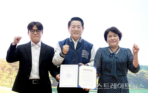 김영록 지사가 22일 도청 왕인실에서 열린 ‘LPGA BMW 레이디스 챔피언십’ 성공개최 다짐대회 행사에서 숙박, 외식업 대표로부터 성공개최를 다짐하는 범도민 결의문을 전달받고 기념촬영을 하고 있다. 전남도