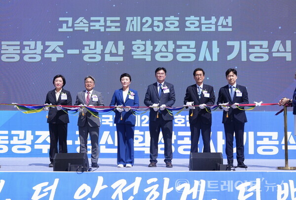 강기정 시장이 22일 오전 북구 국립광주박물관 정원에서 열린 '호남고속도로 동광주IC-광산IC 확장공사 기공식'에 참석해 신수정 광주시의회 의장, 전진숙·정준호 국회의원, 함진규 한국도로공사 사장 등 내빈들과 테이프커팅을 하고 있다. 광주시