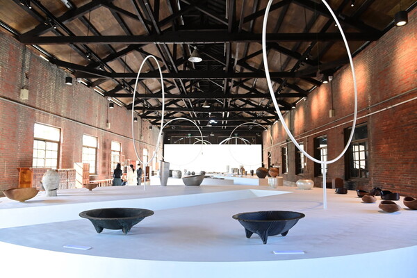 진주역 차량정비고에 다양한 공예작품이 전시 공간을 채우고 있다. 진주시 제공