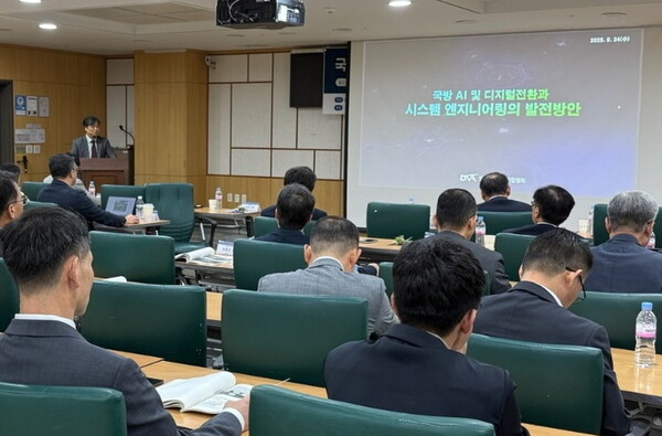 원준희 방산중소벤처기업협회 회장이 24일 국회의원회관에서 열린 ‘국방AI 응용을 위한 시스템엔지니어링 활용전략’ 세미나에서 AI 등 첨단기술이 국방에 미칠 영향을 전망하고 대한민국 방위산업이 나아가야 할 방향을 제시했다. 방산중소벤처기업협회 제공
