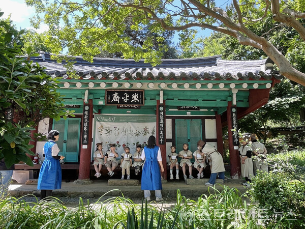 무양서원에서 진행하는 ‘무양에서 만난 어의-사전(思全)약방문’ 프로그램 중 약초 캐기 체험을 하고 있다. 광산구