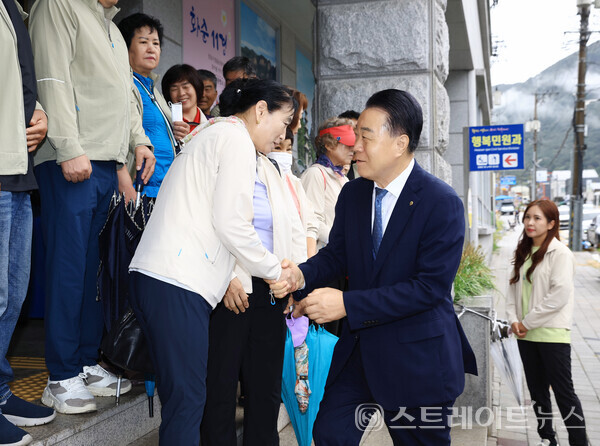 구복규 화순군수가 25일 영광 스포티움 국민체육센터에서 열린 '2025년 전라남도 장애인 체육대회' 출정식에서 선수·임원들을 격려하고 있다. 화순군
