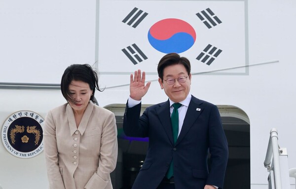 미국 방문 일정을 마친 이재명 대통령과 김혜경 여사가 25일(현지시간) 뉴욕 JFK공항 공군 1호기에서 인사하고 있다. 연합뉴스. 