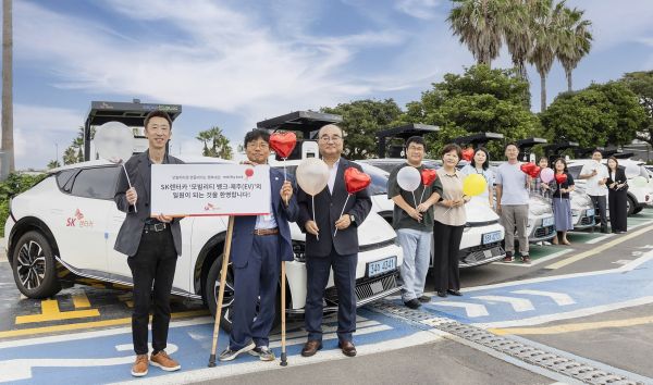 지난 25일 SK렌터카 제주지점에서 진행한 ‘2025 모빌리티 뱅크 제주 차량 전달식’ 단체 사진. (왼쪽부터) 장봉걸 SK렌터카 지속경영실장, 최성두 제주도청 복지정책과장, 김성건 제주특별자치도 사회복지협의회 사무처장 등 관계자. SK렌터카 제공