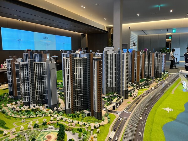 우미건설이 경기도 오산시 서동 40-2번지(서2구역) 일원에 공급하는 ‘오산 세교 우미 린 레이크시티’의 견본주택 내부 단지모형. 청약홈은 29일 이 단지 특별공급을 시작으로 청약 일정을 시작한다. 김태현 기자