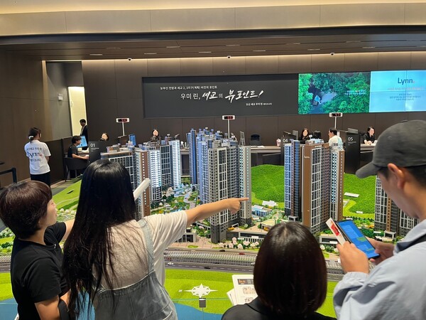 ‘오산 세교 우미 린 레이크시티’ 견본주택을 방문한 예비청약자들이 단지모형을 가리키며 대화를 나누고 있다. 김태현 기자