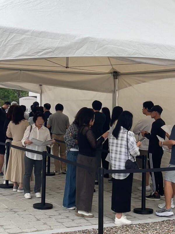 ‘오산 세교 우미 린 레이크시티’ 견본주택을 방문한 예비청약자들이 입장 순서를 기다리고 있다. 김태현 기자