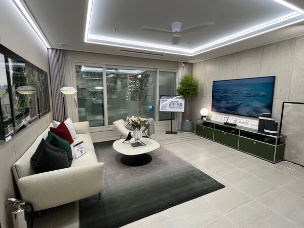 ‘오산 세교 우미 린 레이크시티’ 84㎡D형 거실. 김태현 기자