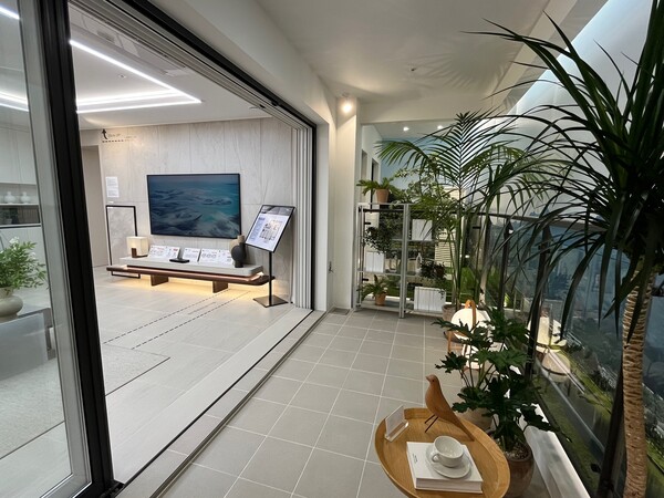 ‘오산 세교 우미 린 레이크시티’ 94㎡A형의 발코니. 김태현 기자