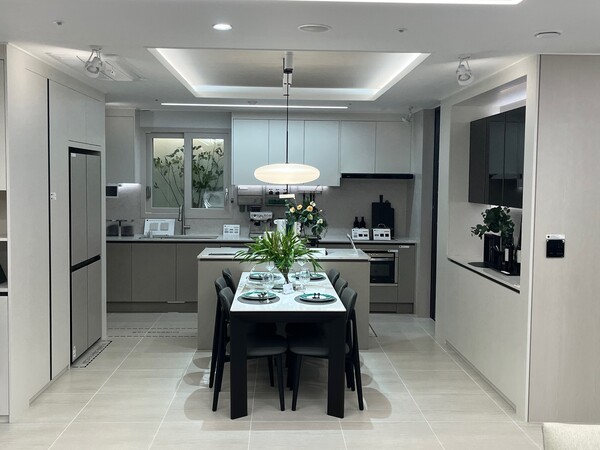 ‘오산 세교 우미 린 레이크시티’ 84㎡D형의 다이닝룸. 김태현 기자