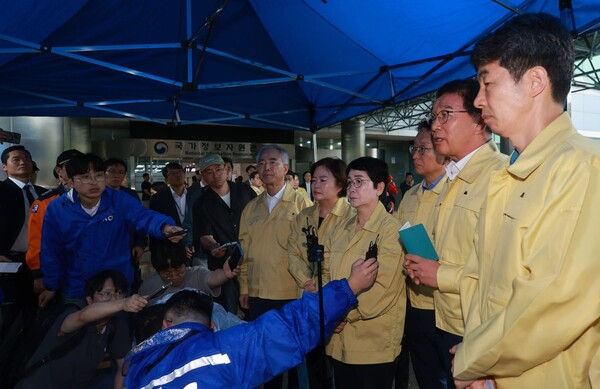 국회 행정안전위원회(위원장 신정훈 의원)가 28일 대전 유성구 국가정보자원관리원 화재 현장을 방문해 피해 상황 등을 살핀 뒤 브리핑하고 있다. 연합뉴스. 