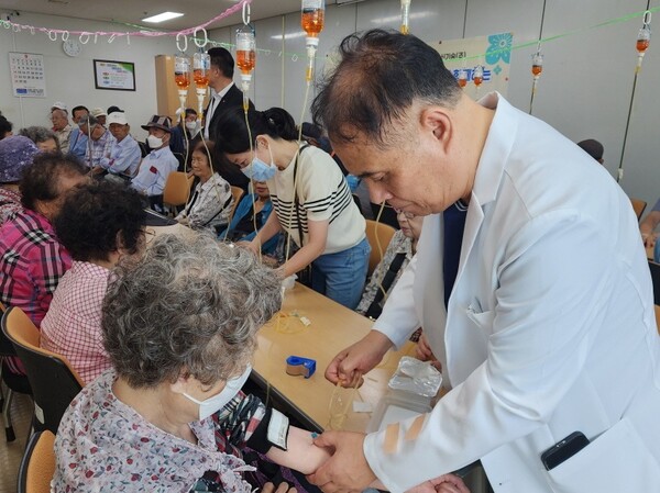27일 계룡재활의학과와 현대의료기의 의료진이 참여해 어르신 한 분 한 분께 정성껏 영양 수액 주사를 놓아드리고 건강 상담을 진행하고 있다. 사회서비스원 제공.