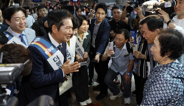 더불어민주당 정청래 대표가 2일 서울 용산역에서 귀성객들에게 인사하고 있다. 연합뉴스. 