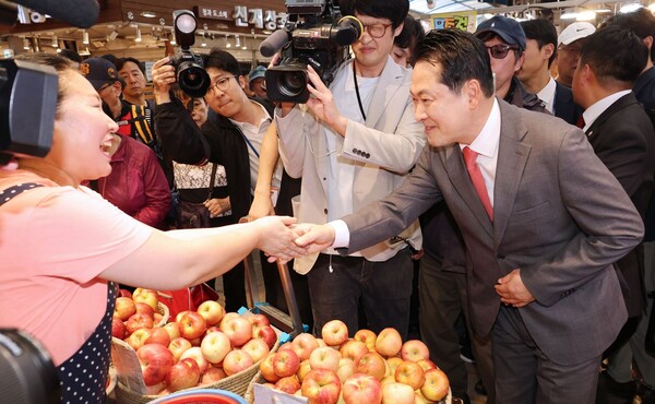 국민의힘 장동혁 대표가 2일 서울 동대문구 경동시장을 방문해 상인들과 인사를 나누고 있다. 연합뉴스. 
