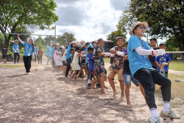 지난해 10월 교보다솜이글로벌봉사 단원들과 라오스 나노마을 아이들이 마을 초등학교 운동장에서 진행된 체육대회에서 줄다리기를 하고 있는 모습. 교보생명 제공.