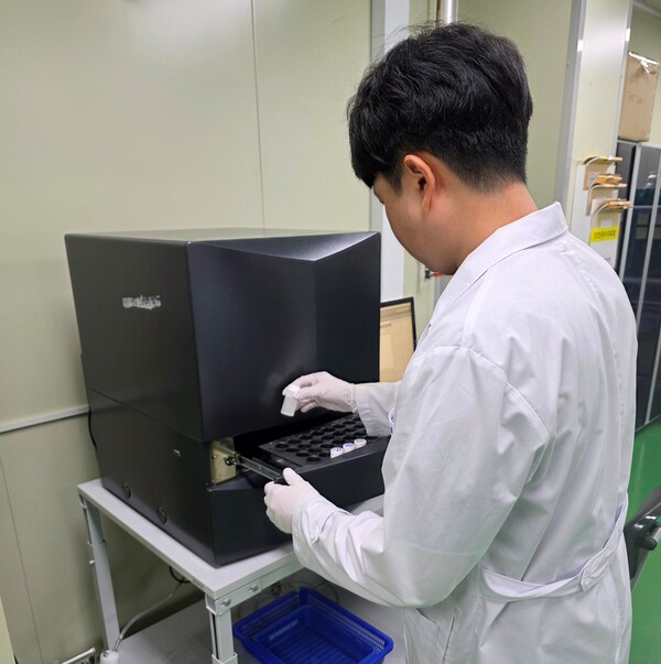 전남도보건환경연구원 연구원이 도서 지역 해수담수화시설에서 채취한 먹는 물 시료를 대상으로 삼중수소 등 방사능 검사를 진행하고 있다. 전남도