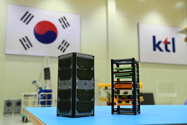 한국산업기술시험원(KTL) 우주부품시험센터에 전시된 초소형 인공위성 ‘진주샛-1B’ 실물모형. 진주시 제공