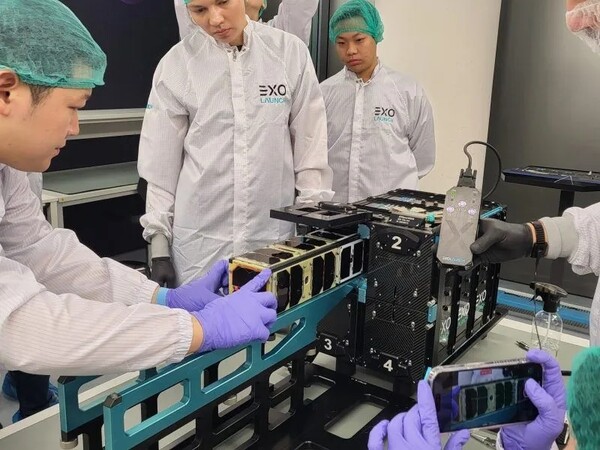 독일 엑소런치(EXO Launch)에서 ‘진주샛-1B’ 발사 전 최종 점검을 진행하고 있다. 진주시 제공